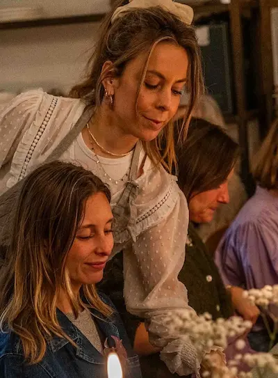 Lizzy serveert de catering