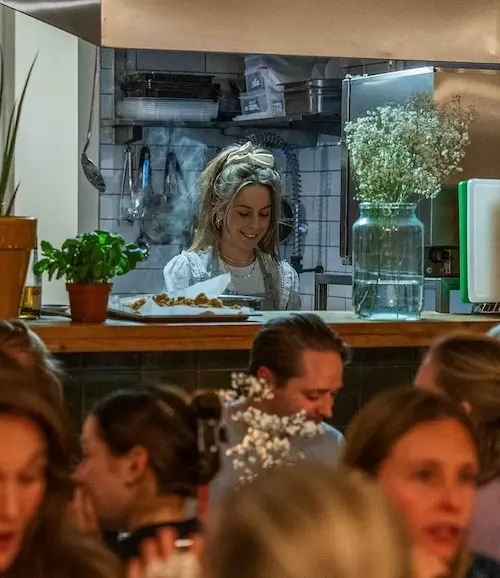 Lizzy in de keuken op de catering