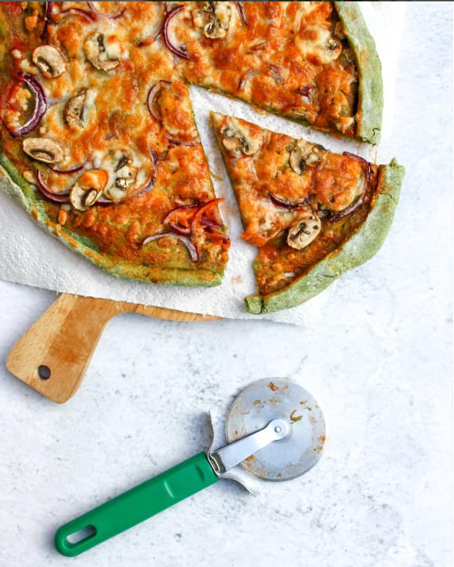 pizza met spinazie bodem