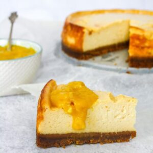 vegan cheesecake met citroen en mango curd foto
